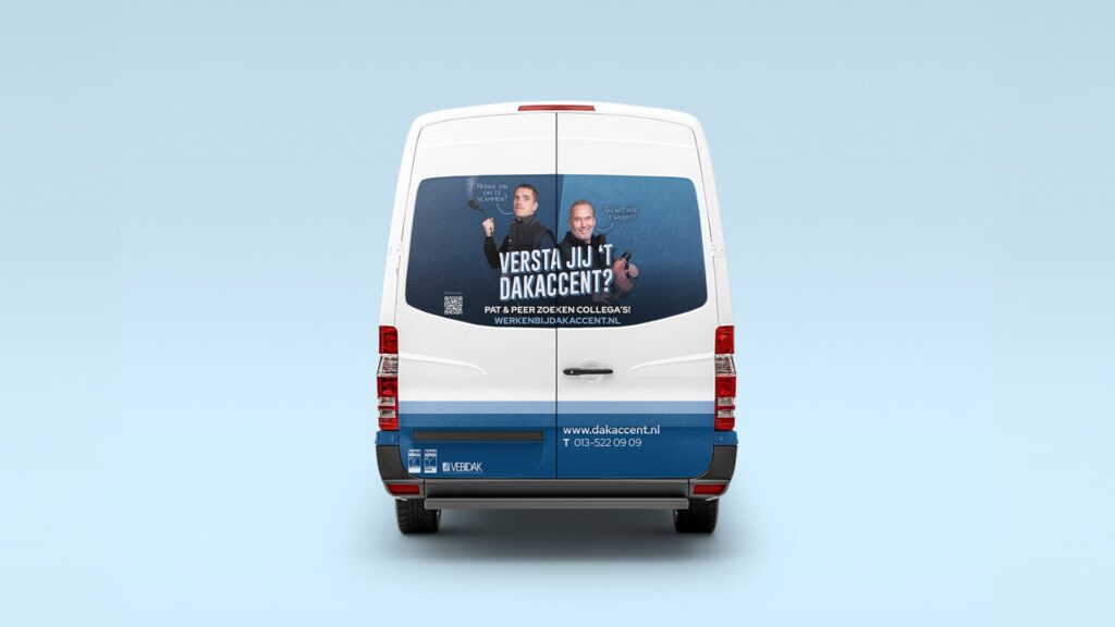 Achterkant van een busje met advertentie: "Versta jij 't Dakaccent?". Twee mannen met tekstballonnen, QR-code en contactinformatie.