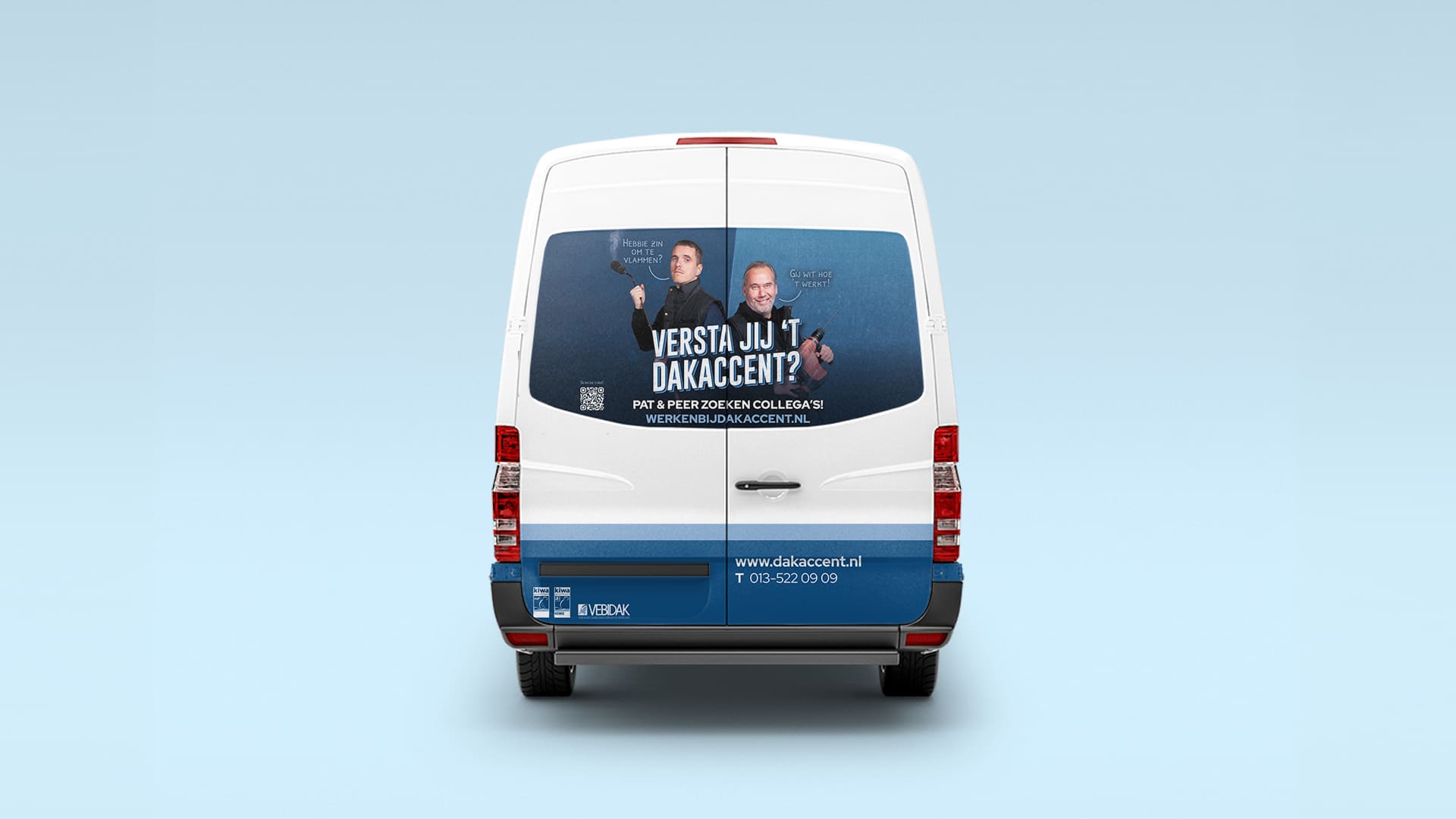 Achterkant van een busje met advertentie: "Versta jij 't Dakaccent?". Twee mannen met tekstballonnen, QR-code en contactinformatie.