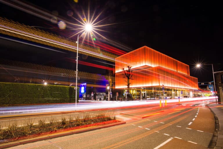 Markant gebouw in het donker. Geeft veel oranje licht af.