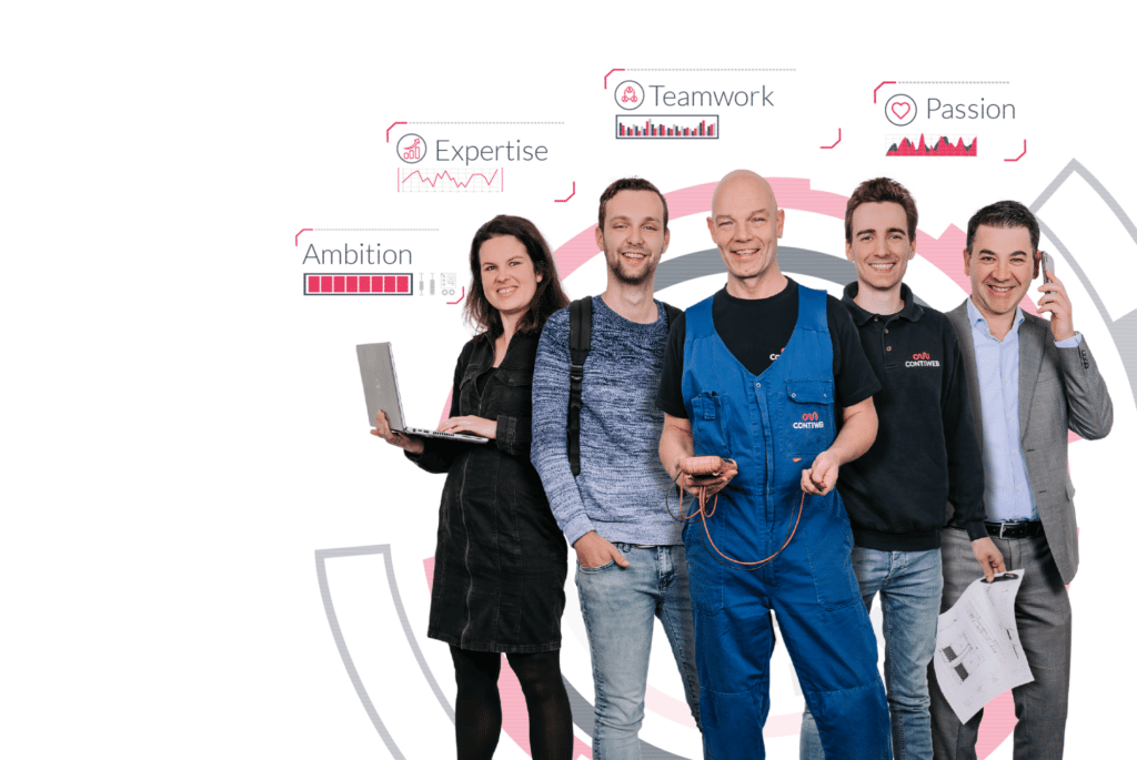 Een groep van vijf medewerkers poseert samen voor een witte achtergrond met grafische elementen. Ze vertegenwoordigen verschillende rollen binnen het bedrijf, zoals techniek, management en IT. Boven hen staan woorden als "Expertise," "Teamwork," "Passion" en "Ambition," vergezeld van pictogrammen en grafieken. Ze dragen diverse outfits, variërend van een pak tot een werkoverall, en tonen een professionele en toegankelijke uitstraling.