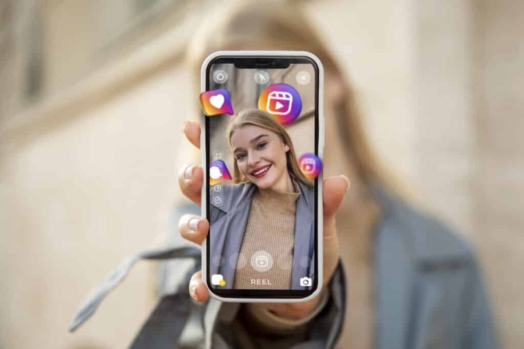 Vrouw social media telefoon