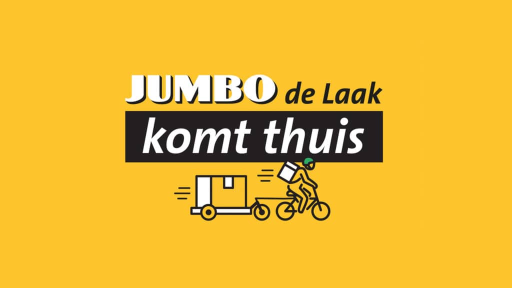 Logo van "Jumbo de Laak komt thuis" op een gele achtergrond, met een afbeelding van een fietser die een pakket bezorgt.