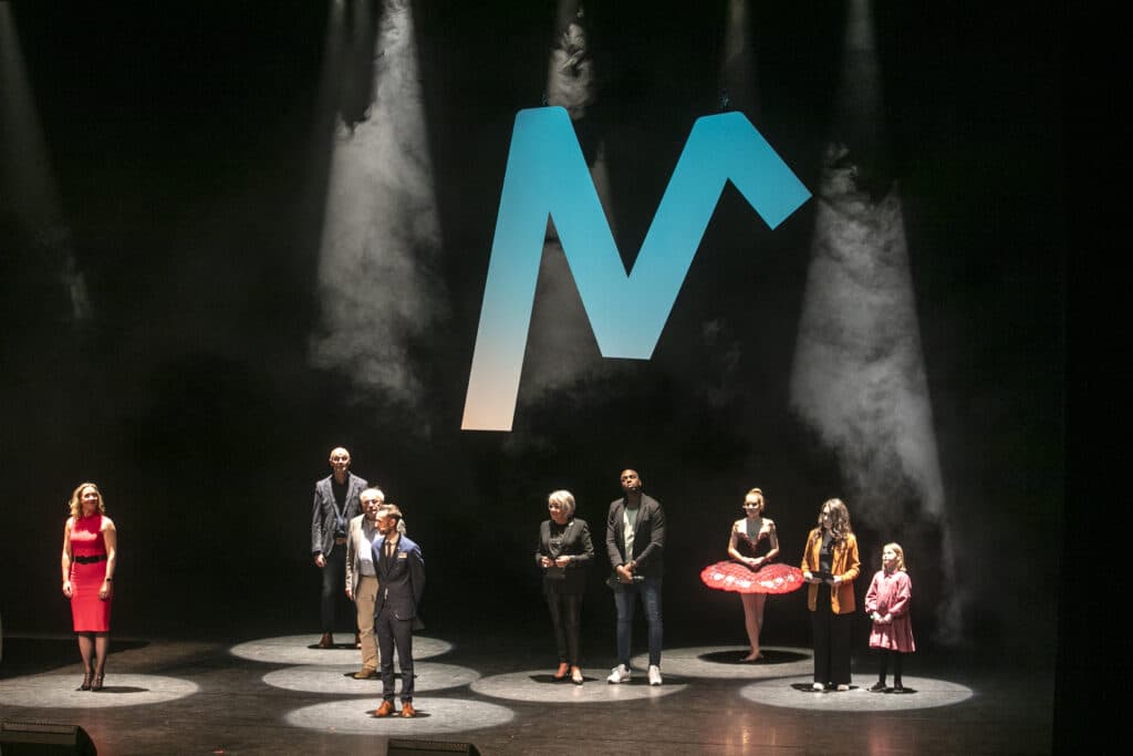 Mensen op het podium bij Markant.