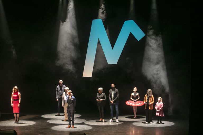 Mensen op het podium bij Markant.