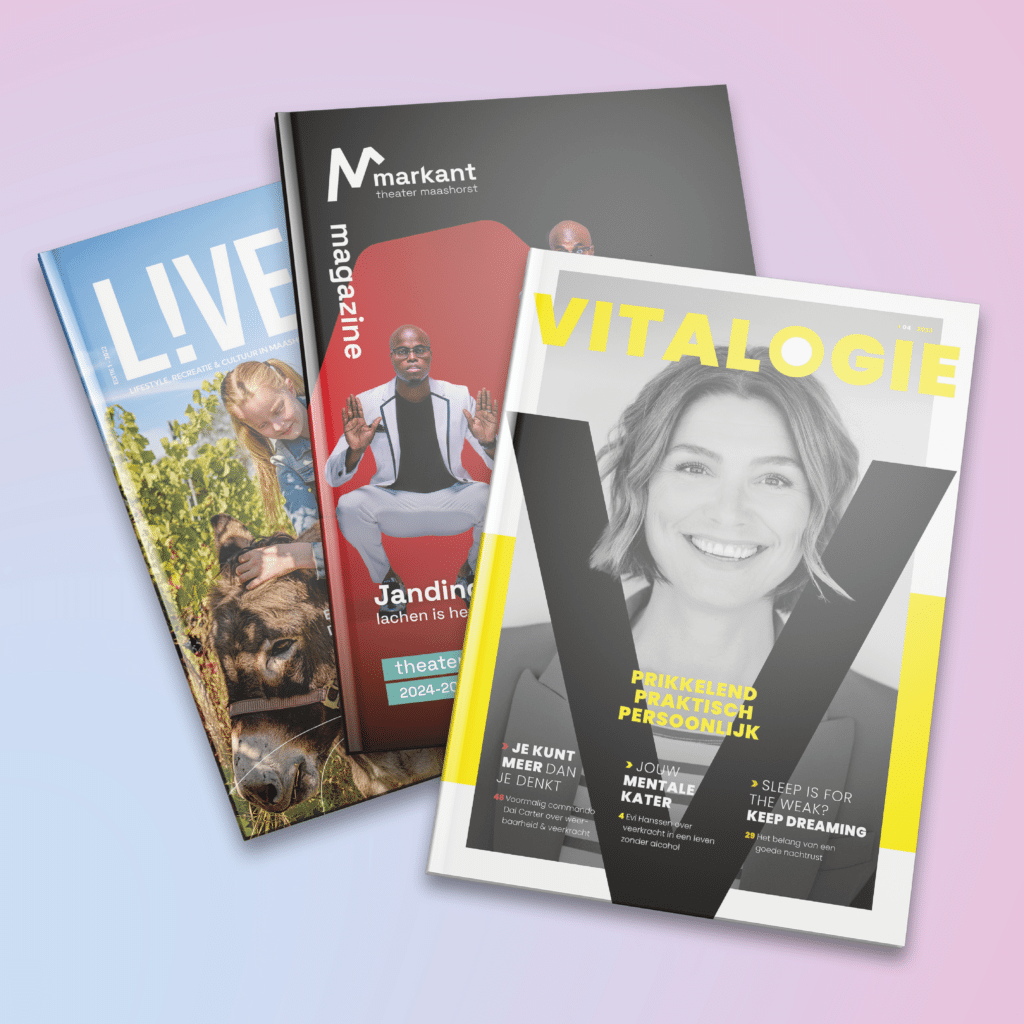 Drie kleurrijke tijdschriften liggen deels overlappend op een roze-paars verloopoppervlak. Op de covers zijn een vrouw met een ezel, een man in een wit pak op een rode achtergrond, en een lachende vrouw in zwart-wit met gele accenten te zien. Titels zijn onder andere "LIVE!", "Markant magazine" en "VITALOGIE".