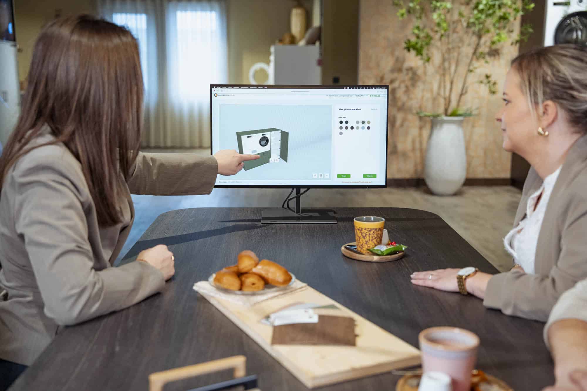 Vrouw wijst naar scherm met wasmachinekast configurator