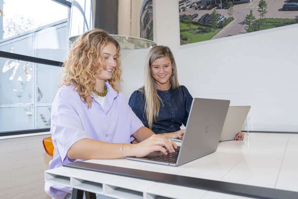 twee vrouwen achter de laptop
