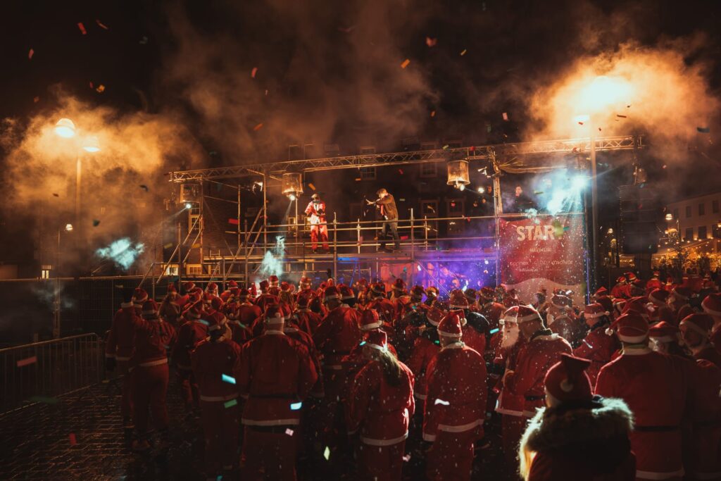 plein vol kerstmannen in de avond