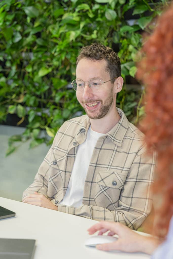 Man met baard en bril en vrouw met rood haar bespreken brandbook