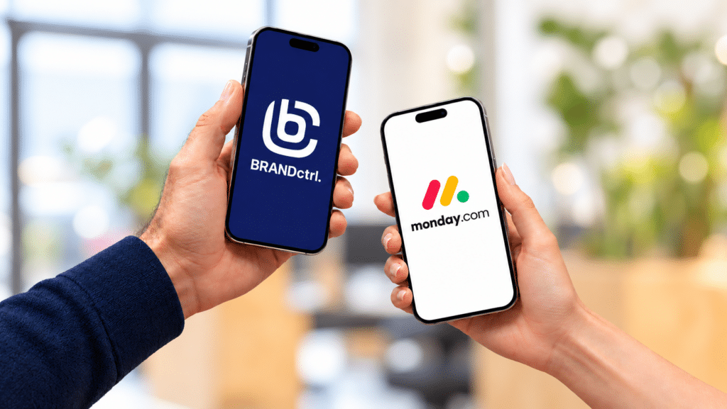 Twee smartphones met de logo’s van BRANDctrl en monday.com