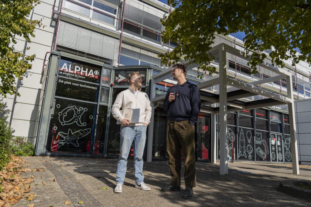 Twee RIFT-collega’s in gesprek voor het kantoorgebouw.