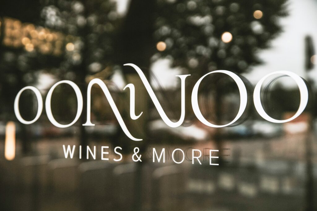 Het OONIVOO-logo op de winkelruit.