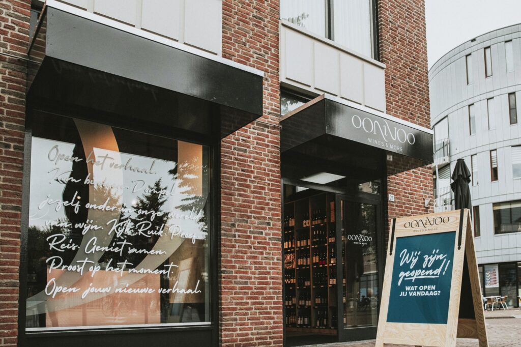 De gevel en entree van de OONIVOO-winkel.