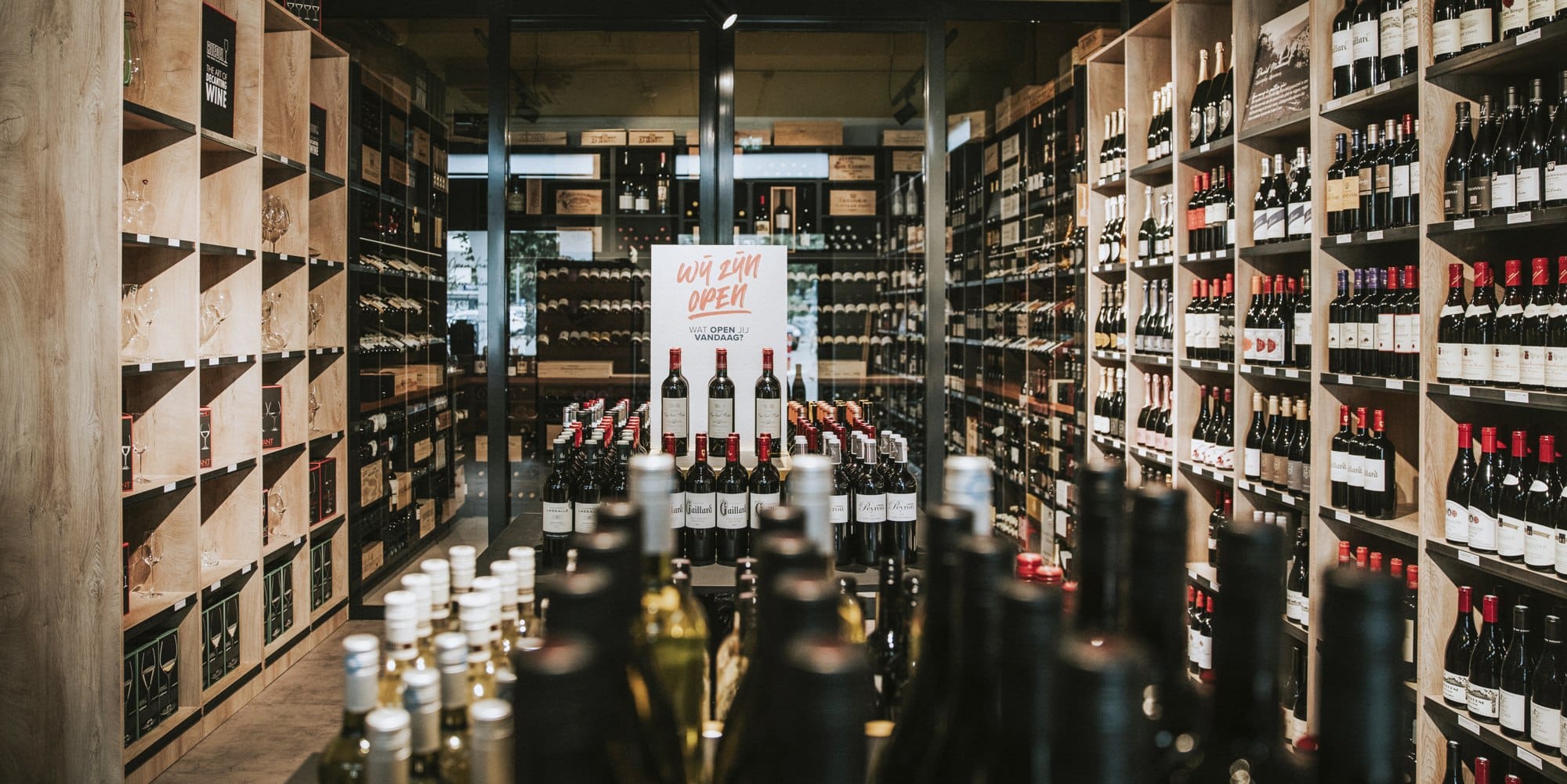 Het uitgebreide wijnassortiment in de winkel van OONIVOO.