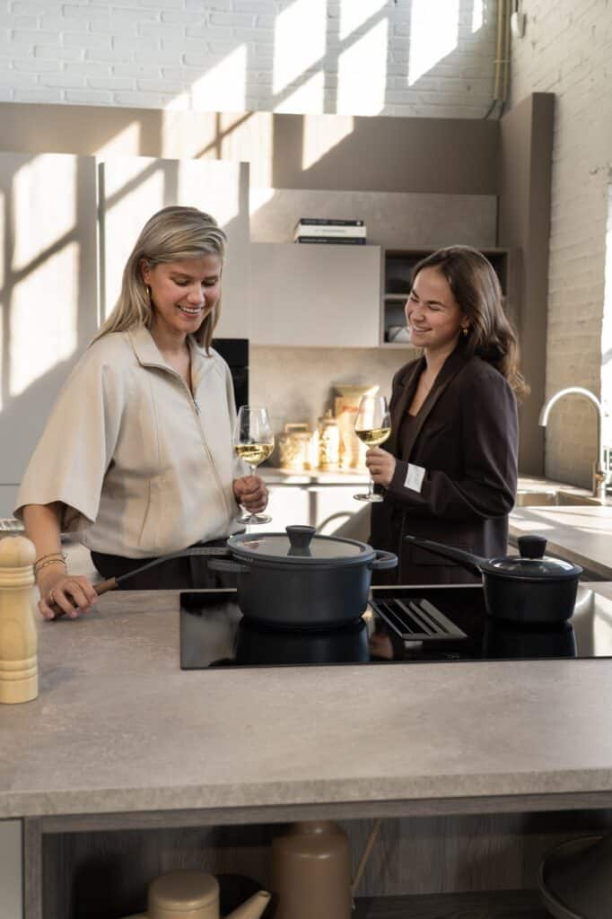 Samen koken en genieten van wijn bij een persoonlijk wijnmoment.